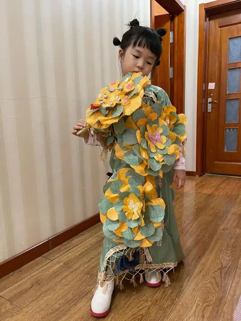 编织袋做裙子教程 这两天没写文章,因为给小祖宗准备环保衣服了.