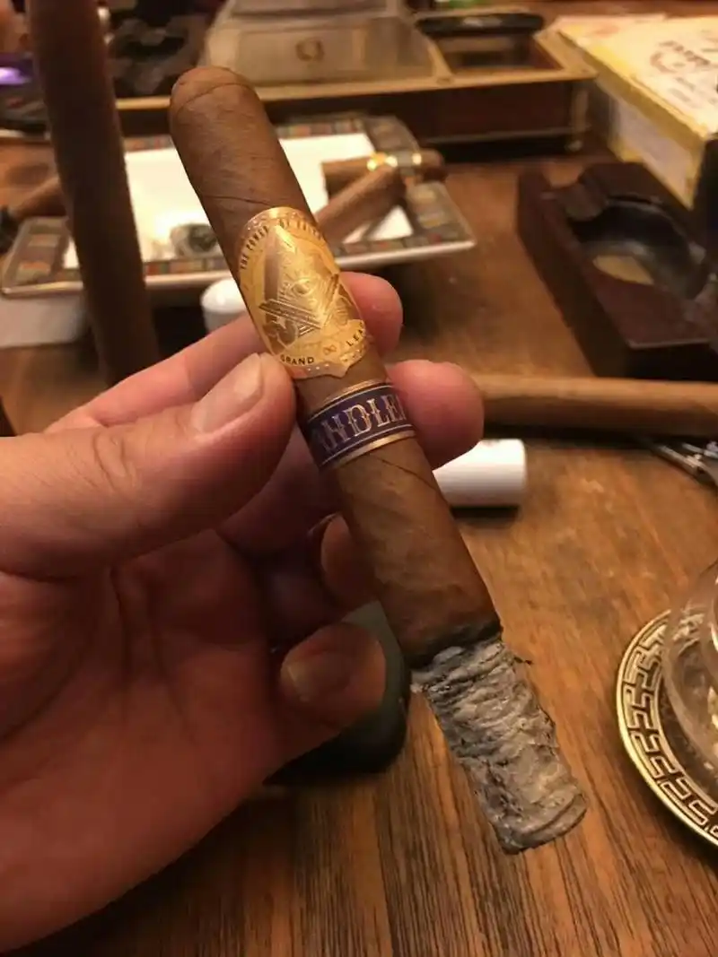 雪茄厂里有朗读者雪茄馆里有清道夫