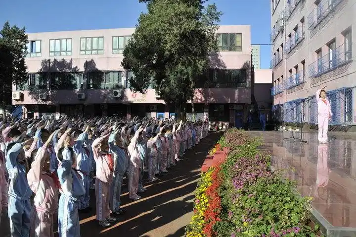 北京中关村三小举行升旗仪式进行爱国主义教育