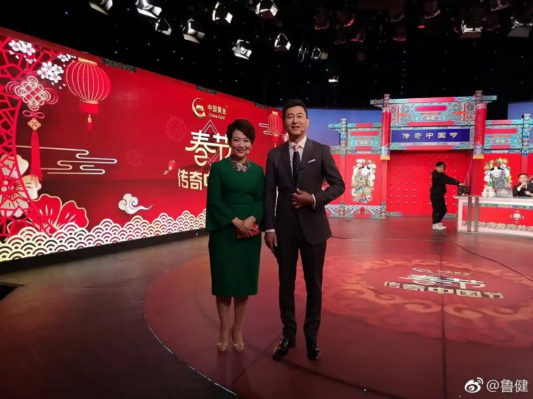 意外曝光2位央视新闻女主播素颜,跟电视上的差距有点大_周瑛锋