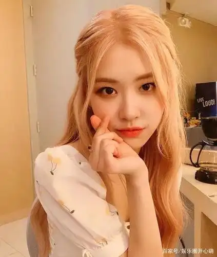 blackpink的rosé朴彩英:迷人的微笑,精致的五官,像是
