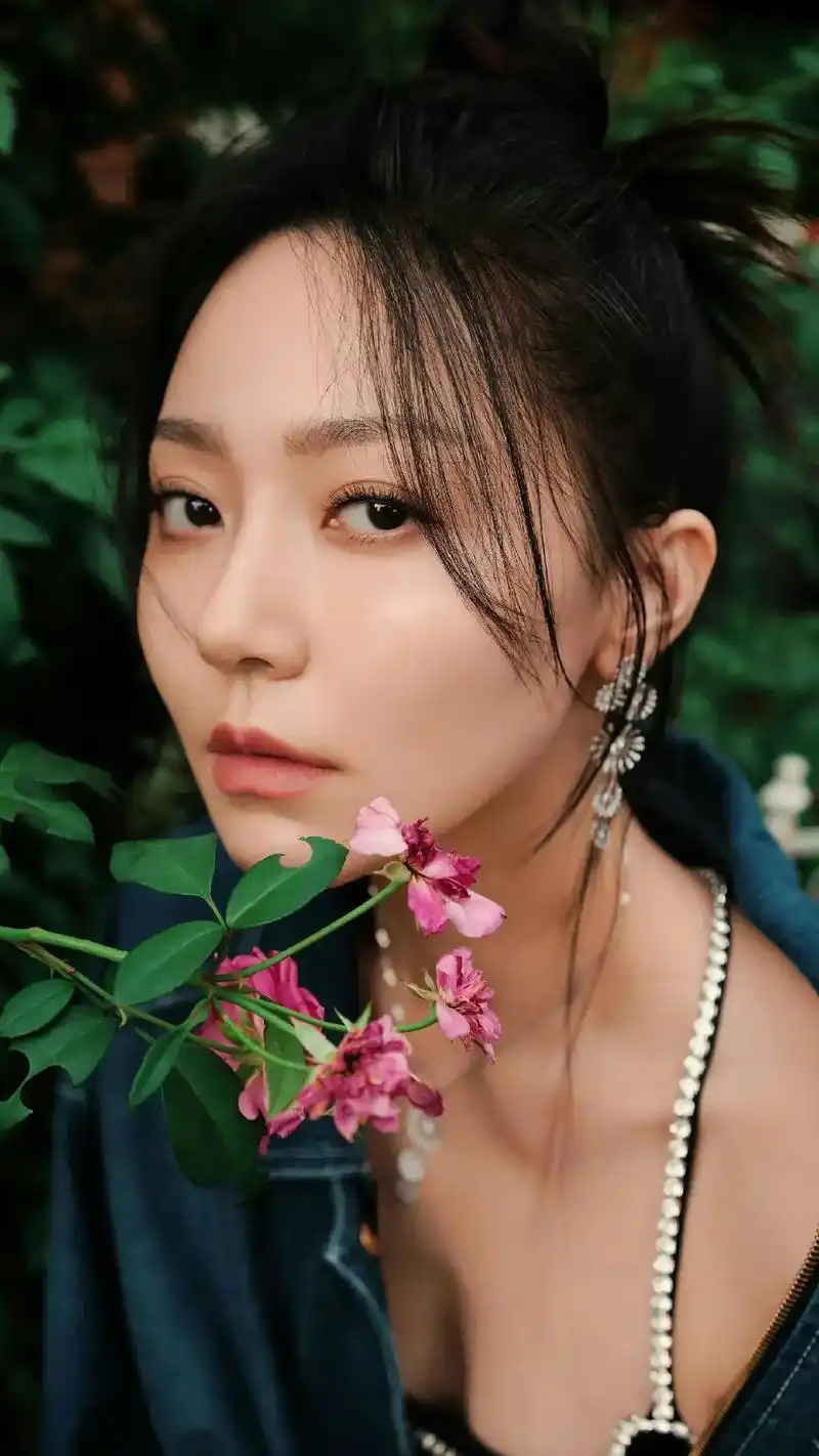 黄梦莹写真成熟知性御姐气场强大