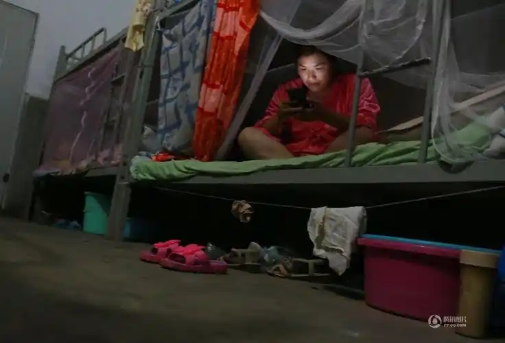 14个女工一个房间,几乎每张床上都罩着帘子,帘子后面属于她们的独立