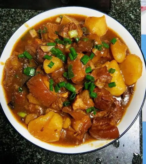 家常菜土豆红烧肉