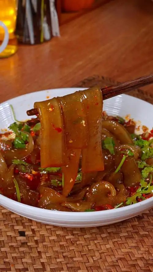 不爱吃麻酱宽粉,红油宽粉可要试试,宵夜来一碗,满满饱腹感#麻酱流汁