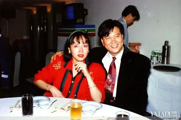 风流大哥万梓良老婆郭明黎图片 其称对老婆一见钟情