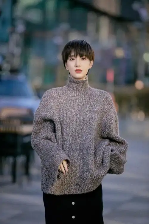 许芳铱短发养眼街拍写真图片