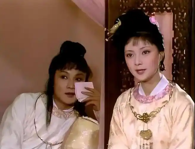 一向端庄稳重的薛宝钗为何会闯进宝玉的卧室绣肚兜