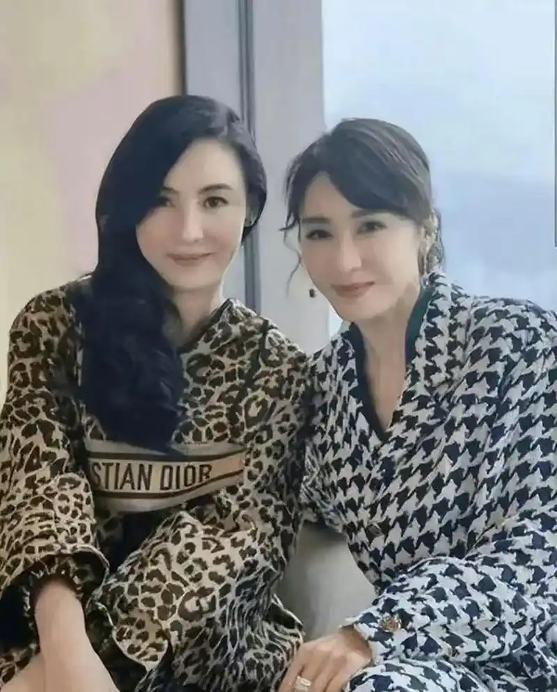 42岁的张柏芝与51岁的黎姿同框,小9岁的张柏芝竟还是输给了黎姿? 67
