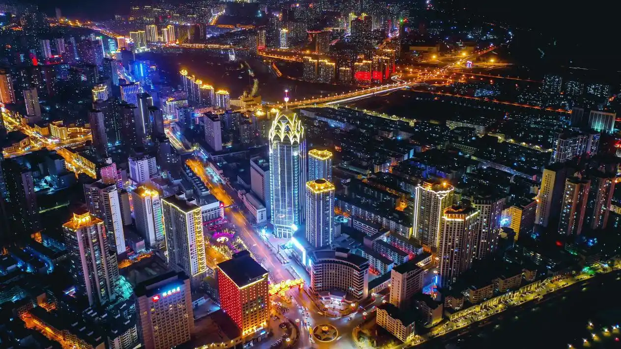 在夜景中感知西宁城市建设的脉搏