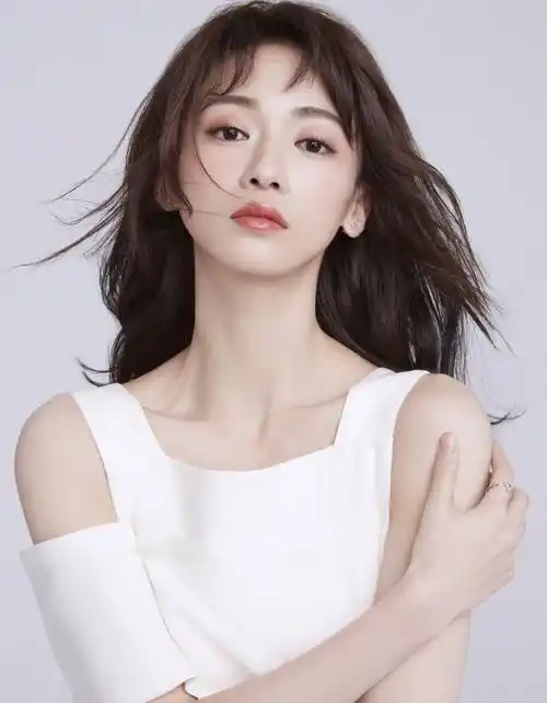 原创新晋女星吴谨言感情路坎坷交了多个男友皆是渣男还曾被家暴