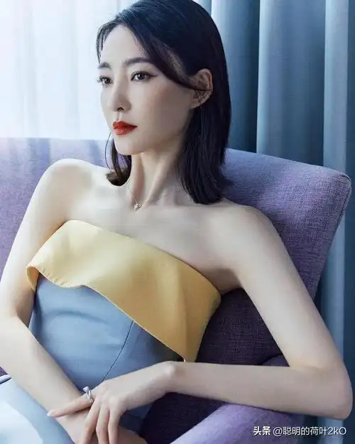 王丽坤优雅从容,气质迷人