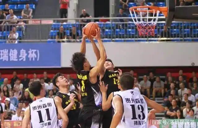 同曦队小将皇甫承轩勇抢篮板