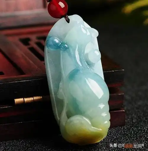 翡翠蜗牛吊坠的含义 玉坠蜗牛的寓意和象征是什么