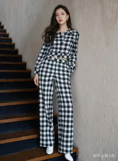 这一次宋妍霏大胆尝试了格纹的套装,全身上下布满了格纹元素,看上去