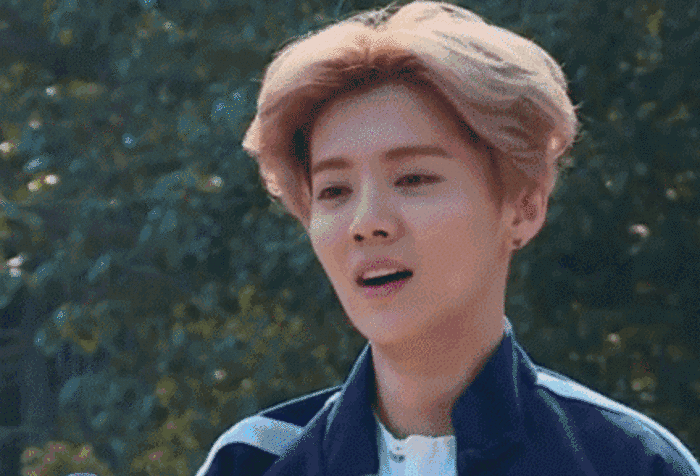 鹿晗帅哥耳钉牙齿gif动图_动态图_表情包下载_soogif