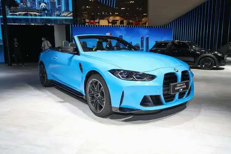 99万宝马m4敞篷轿跑车雷霆版在外观上