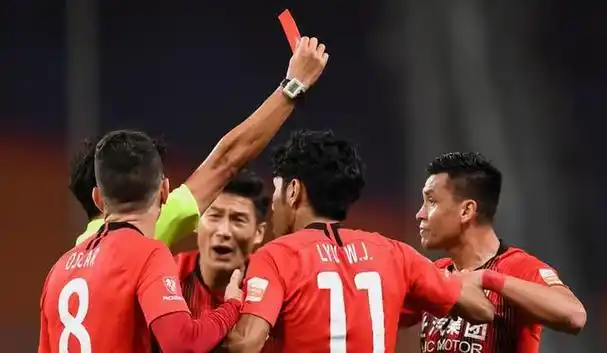 中超激烈对战:上港为何失魂落魄?江苏苏宁韧性让对手无从下手