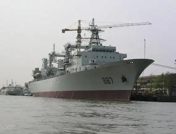 资料图:中国海军887微山湖号补给舰