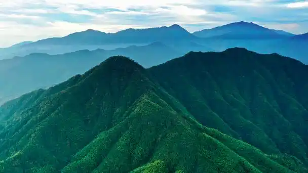 航拍绿色大山风光