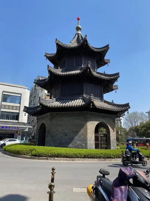 怡园饭店门口的四望亭