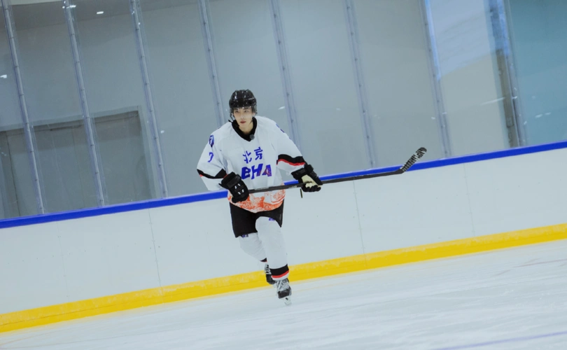 肖战冰球服造型帅气登场搭档余承恩展现冰球精神