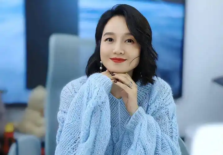 朱丹一家上海逛街,3岁儿子被蹲抱超可爱,夫妻像换脸一模一样_周一围