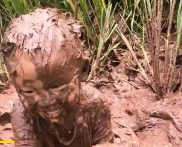 童年的记忆!四川一孩子稻田里玩泥秒变小泥人,一旁家长淡定拍摄