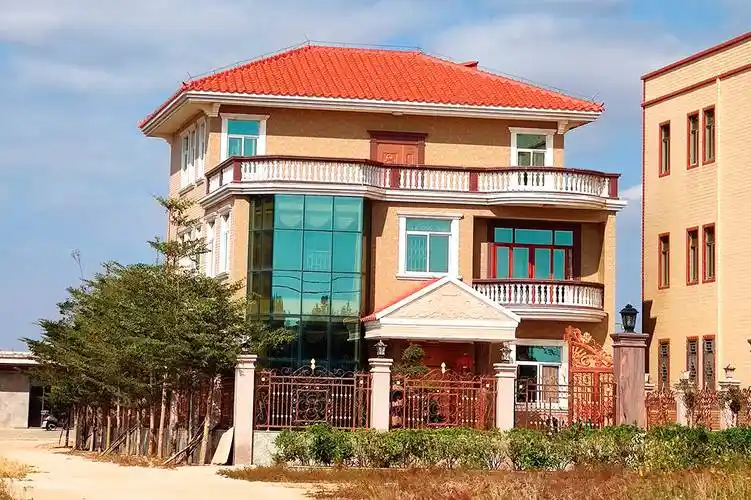 琉璃瓦走进了千家万户,农村自建房,别墅屋面都盖上了琉璃瓦,色彩艳丽