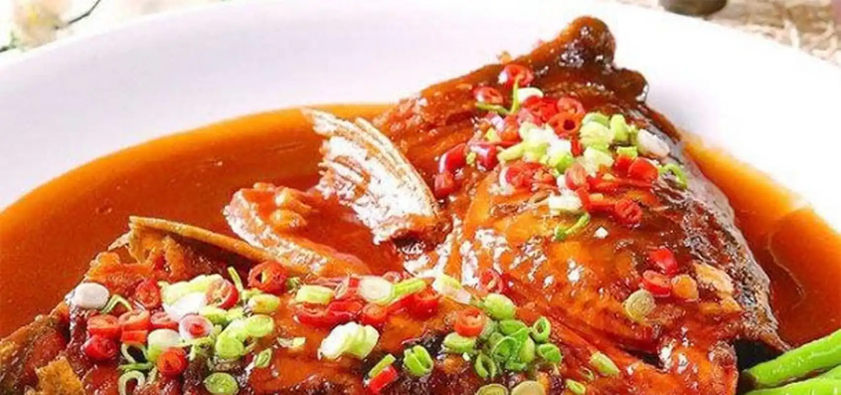 今天介绍的这道菜就是红烧鱼头,美味营养健脑益智,提高免疫力,鱼头