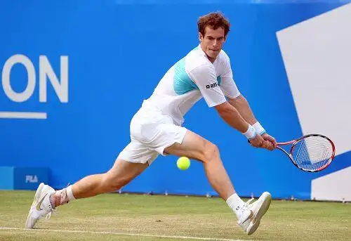 图文:女王杯穆雷2-0费舍尔 英国天才跨步回球