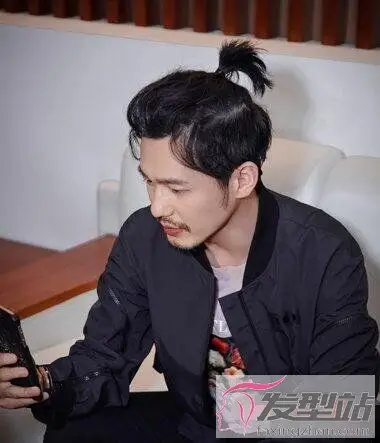 男士小辫子发型 独特俏皮反差萌_发型站_最新流行发型设计发型图片与