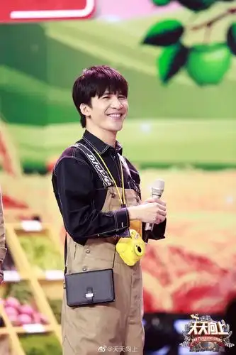 大张伟穿背带裤也太可爱了吧!