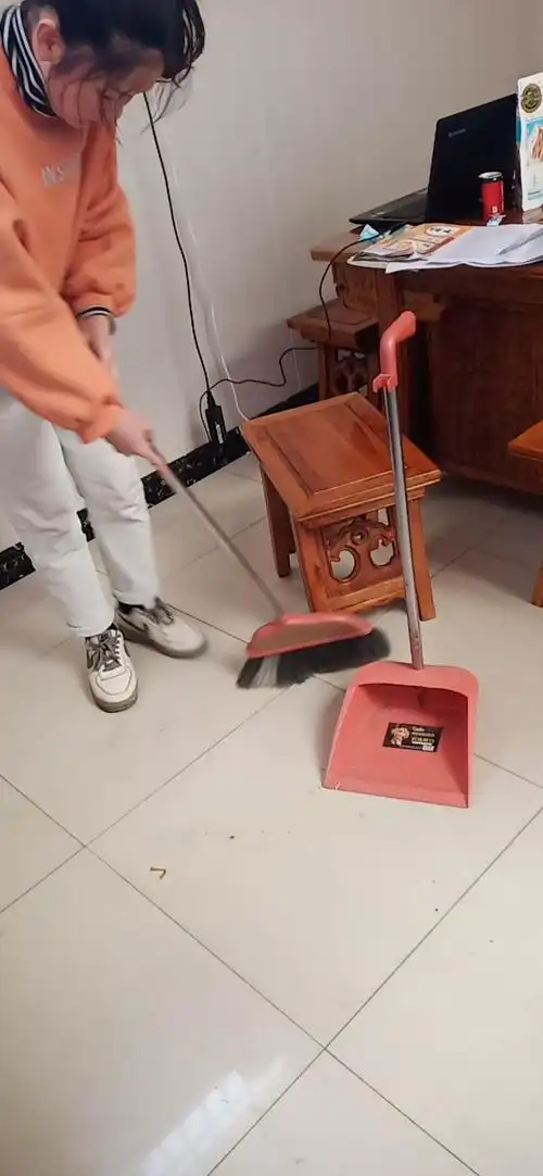 我是李若闻,在家也要保持扫地的好习惯