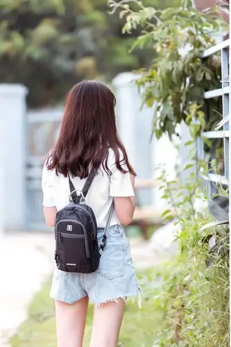 陈老师作品>背包女孩