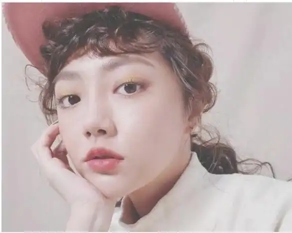 时尚潮流女生卷刘海发型 灵动俏皮谁剪谁美