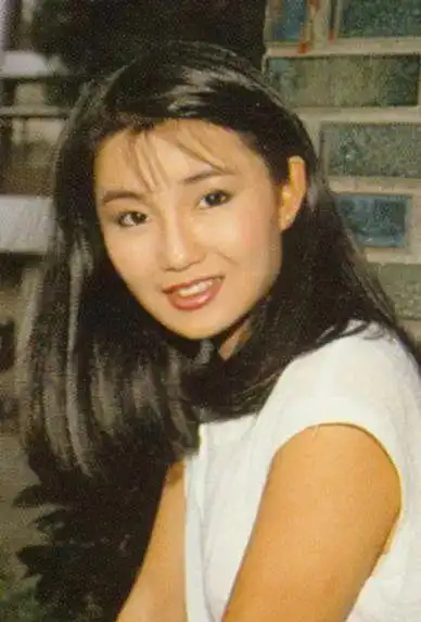 看了张曼玉年轻时接受采访的照片,真心觉得好美!超有辨识度