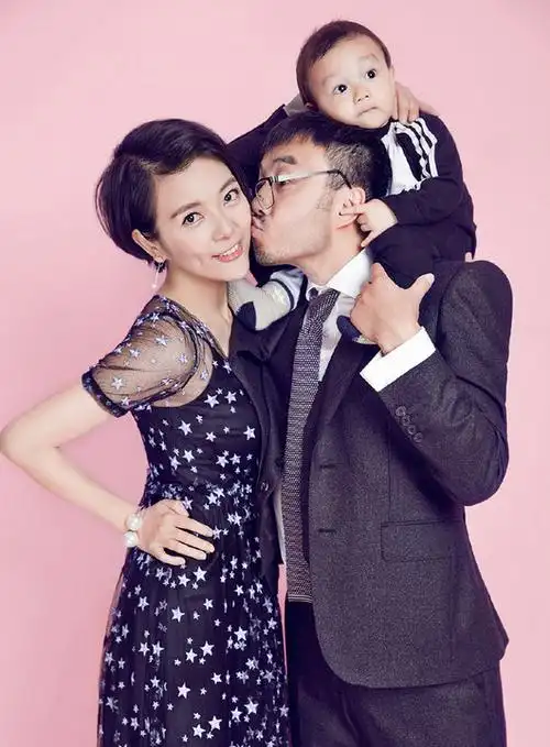 邓超孙俪民国风全家福02两个娃居然在馨娱乐