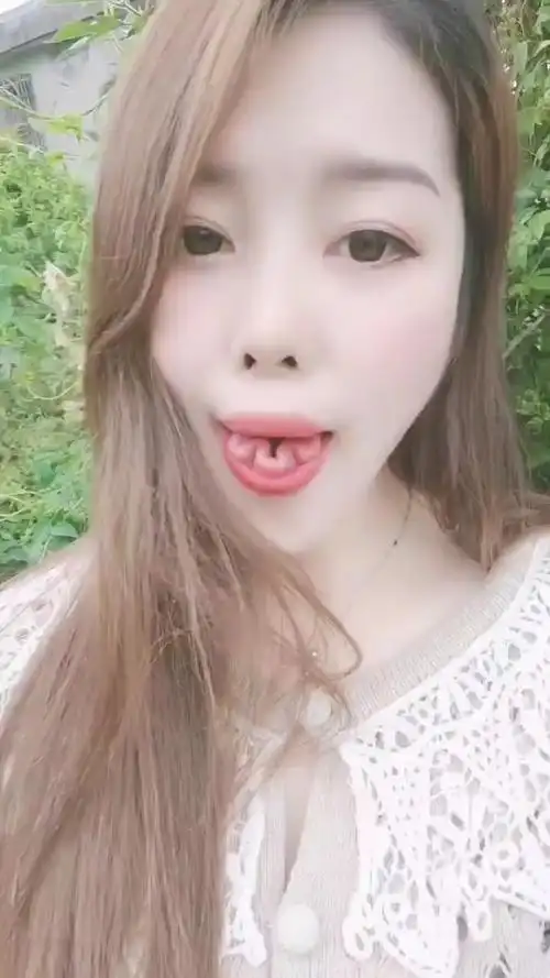 美女舌头居然可以这样,简直太厉害了