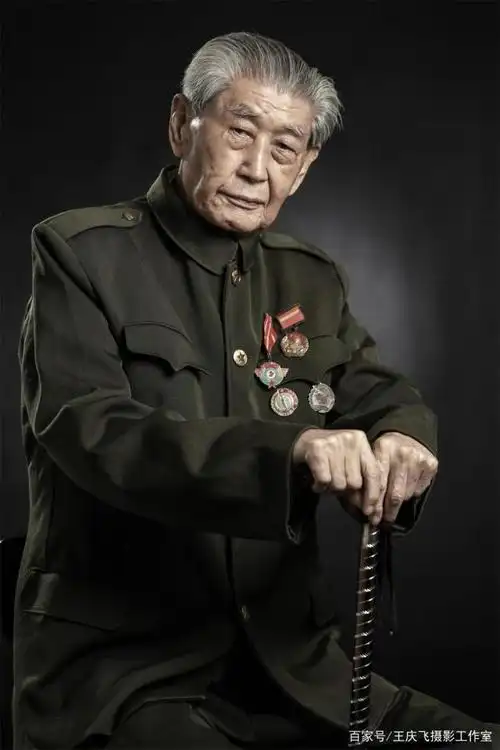 摄影师王庆飞为92岁老红军拍摄肖像作品
