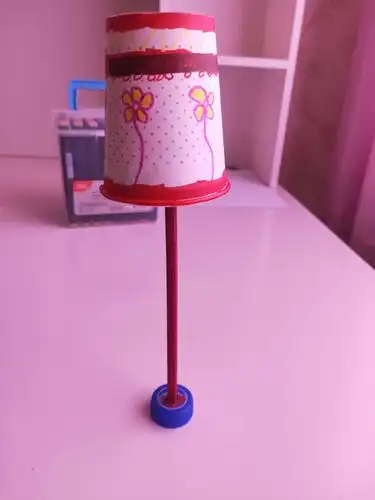 二三班刘潮睿废物利用制作的台灯