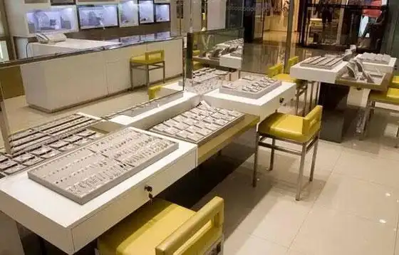 珠宝加盟指南 开店指引 >正文   1,银饰店装修时柜台不宜摆在出口处