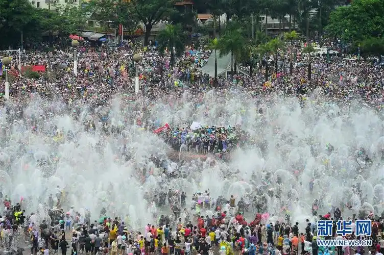 西双版纳万人欢度泼水节