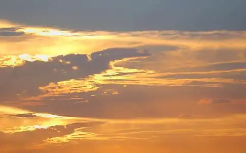 暹罗中心在晚上,市中心的夕阳的天空的城市的日落和云层背景照片