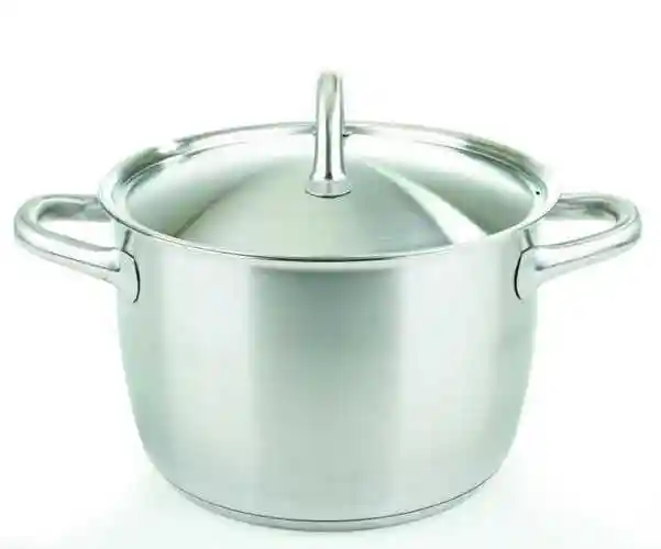 白色背景下绿色塑料厨房用具