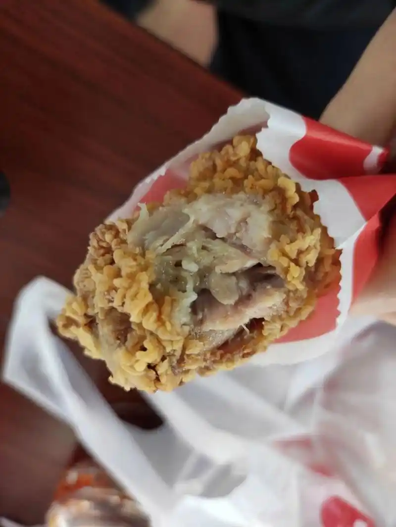 华莱士 感觉鸡腿好好吃啊,皮超级脆,里面很嫩,腌的很到位