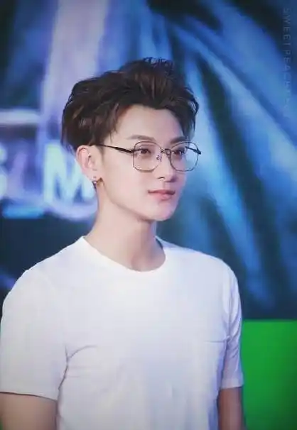 娱乐圈戴眼镜最帅的男明星大集锦,看完你想抱走哪一个?