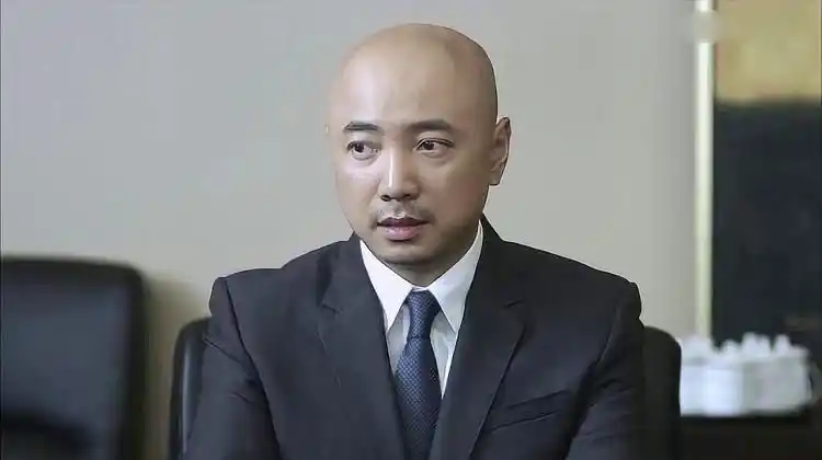 光头大叔来应聘,哪料老板竟是他女朋友,下秒面试官反应笑死人!