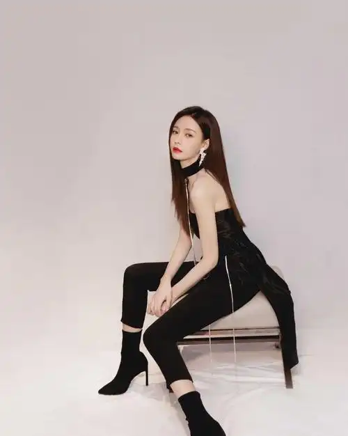 沈梦辰黑色单品搭配高跟鞋精致成熟帅气圈粉