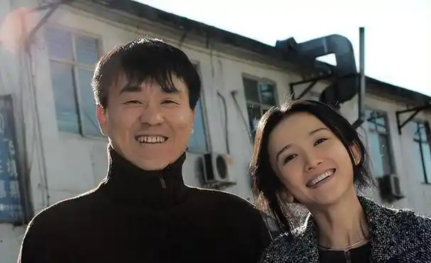 演员何冰为何结婚几十年0绯闻看看妻子是谁就知道了